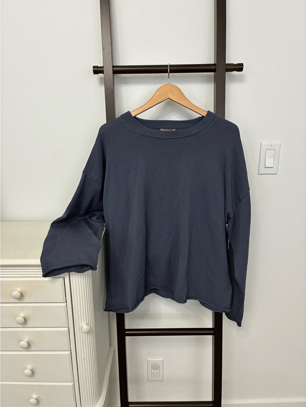 Beautiful oversized knit blue Long-Sleeved drop shoulder sweater. Size large H&M